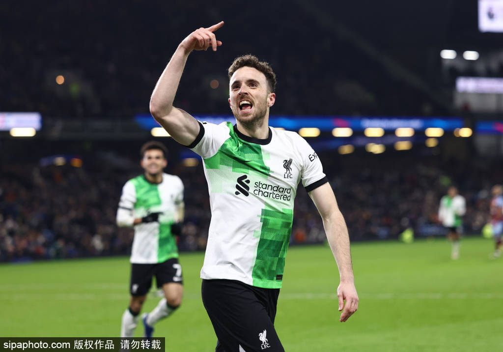 怀念！若塔遗孀将观战利物浦VS狼队 两个儿子随吉祥物入场